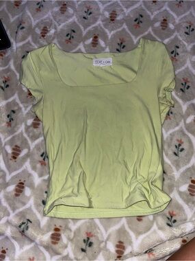 Olive & Oak Short Sleeve Scoop Neck Crop Top in Light Lime